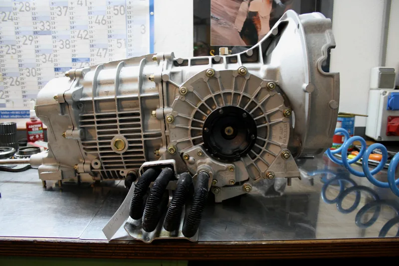 Motor und Getriebe eines klassischen Porsche in der Werkstatt